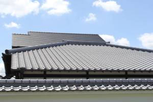 屋根瓦を修理する際の注意点と費用相場、DIYの方法を解説